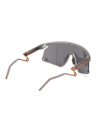 模特儿示范图 - 点击放大 - OAKLEY - BXTR Metal Forge Collection Prizm Lenses Sunglasses