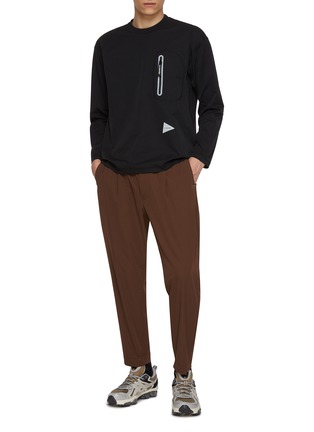 模特儿示范图 - 点击放大 - AND WANDER - Contrast Stitch Pleat Light Tapered Pants