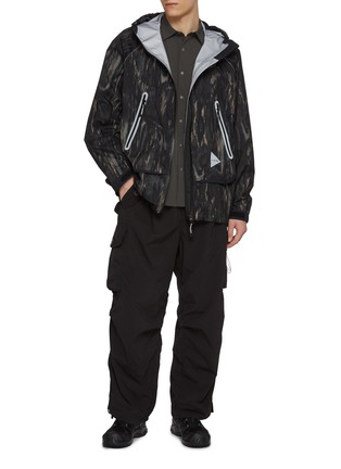 模特儿示范图 - 点击放大 - AND WANDER - Printed Rain Jacket