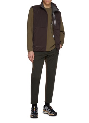 模特儿示范图 - 点击放大 - AND WANDER - Carabiner Clip Pocket Heavy Cotton T-Shirt