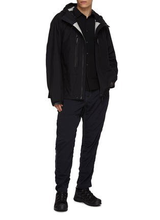 模特儿示范图 - 点击放大 - AND WANDER - 2.5L Hiker Rain Jacket