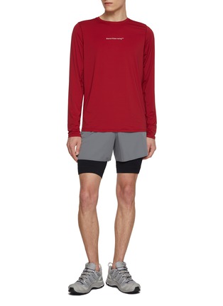 模特儿示范图 - 点击放大 - DISTRICT VISION - Ultralight Aloe Long Sleeve Top