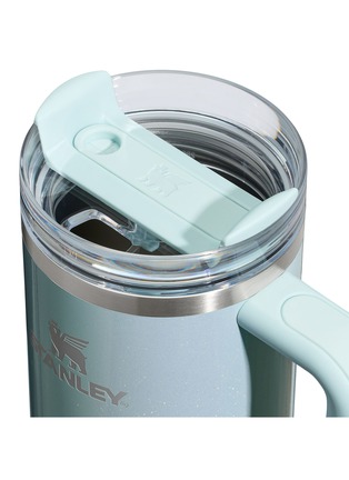 细节 –点击放大 - STANLEY - The Quencher H2.0 Flowstate™ Tumbler 30oz — Blueberry Milk