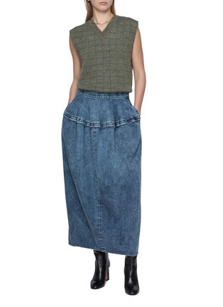 模特儿示范图 - 点击放大 - BOWTE - Front Peplum Voluminous Denim Maxi Skirt