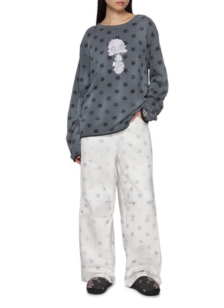 模特儿示范图 - 点击放大 - GOODBAI - x Lane Crawford Star Printed Light Wash Jeans