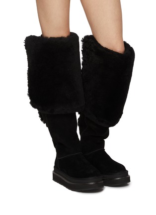 模特儿示范图 - 点击放大 - UGG - X sacai Flat Thigh High Suede Shearling Boots