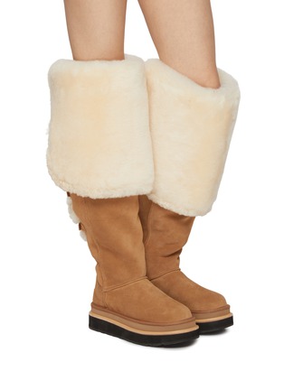 模特儿示范图 - 点击放大 - UGG - X sacai Flat Thigh High Suede Shearling Boots
