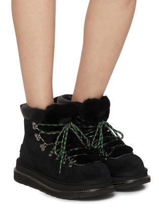 模特儿示范图 - 点击放大 - UGG - X sacai Flat Platform Ankle Suede Shearling Hiker Boots