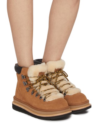 模特儿示范图 - 点击放大 - UGG - X sacai Flat Platform Ankle Suede Shearling Hiker Boots