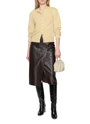 模特儿示范图 - 点击放大 - YVES SALOMON - Wrap Button Front Leather Midi Skirt