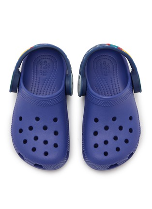模特儿示范图 - 点击放大 - CROCS - Classic Imagination Lights Backstrap Clogs