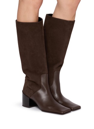 模特儿示范图 - 点击放大 - ALAÏA - 55 皮革方头高筒高跟靴