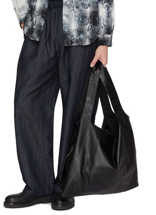 模特儿示范图 - 点击放大 - DISCORD YOHJI YAMAMOTO - Leather Snap-Button Tote Bag