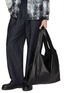 模特儿示范图 - 点击放大 - DISCORD YOHJI YAMAMOTO - Leather Snap-Button Tote Bag