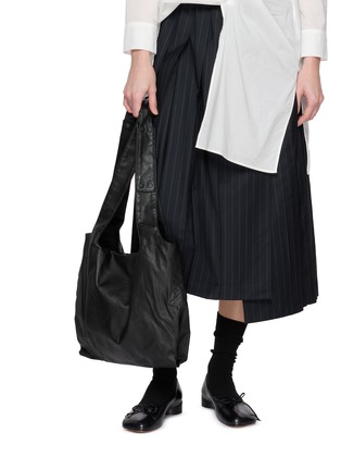 模特儿示范图 - 点击放大 - DISCORD YOHJI YAMAMOTO - Small Rev Dot Leather Tote Bag