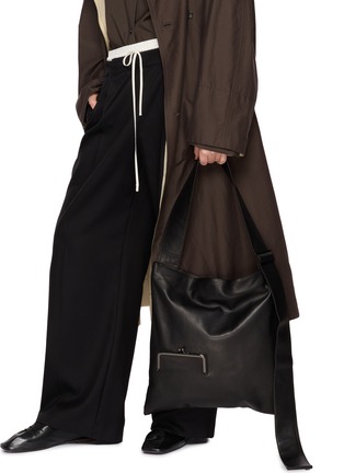 模特儿示范图 - 点击放大 - DISCORD YOHJI YAMAMOTO BAGS - Clasp Pocket Leather Tote Bag