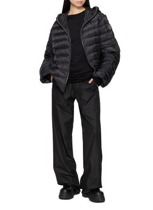 模特儿示范图 - 点击放大 - RICK OWENS - X MONCLER 绗缝羽绒夹克