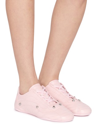 模特儿示范图 - 点击放大 - BALENCIAGA - 女款 CITY 系带铆钉饰运动鞋