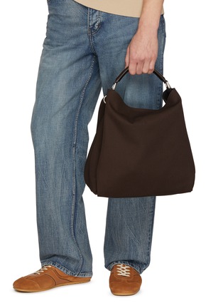 模特儿示范图 - 点击放大 - DRIES VAN NOTEN - Grip Medium Suede Tote Bag