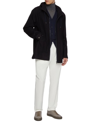 模特儿示范图 - 点击放大 - JOHN SMEDLEY - V-Neck Button Up Cardigan