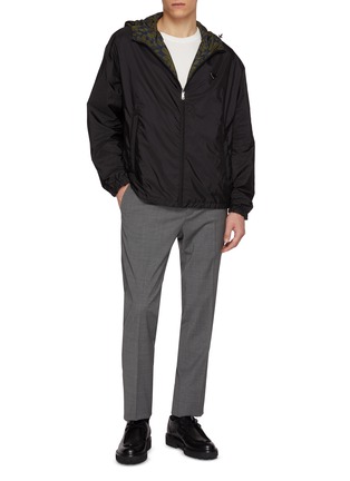 模特儿示范图 - 点击放大 - PRADA - Reversible Daisy Flower Print Hooded Re-Nylon Windbreaker