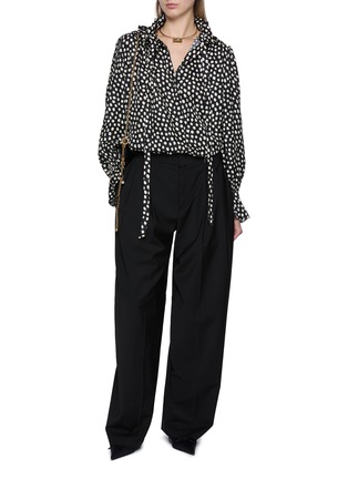 模特儿示范图 - 点击放大 - CHLOÉ - Ruffled Polka Dot Jacquard Silk Blouse