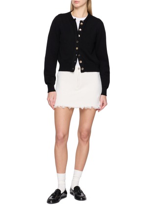 模特儿示范图 - 点击放大 - BARRIE - 错配纽扣针织开衫