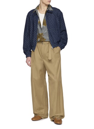 模特儿示范图 - 点击放大 - DRIES VAN NOTEN - Belted Pleated Cotton Pants