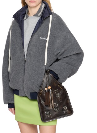 模特儿示范图 - 点击放大 - MIU MIU - 钉珠流苏托特包