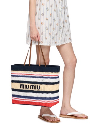 模特儿示范图 - 点击放大 - MIU MIU - 钩针托特包