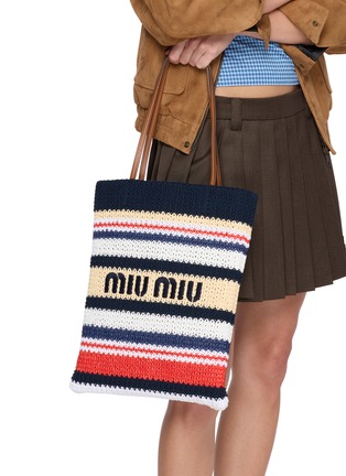 模特儿示范图 - 点击放大 - MIU MIU - 钩针托特包