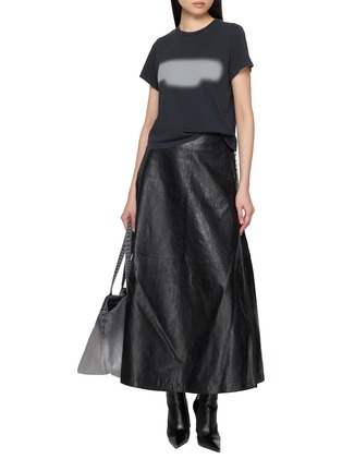 模特儿示范图 - 点击放大 - ALEXANDERWANG - Low Waist Leather Midi Circle Skirt