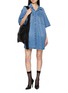 模特儿示范图 - 点击放大 - ALEXANDERWANG - Boxy Cotton Denim Shirt Dress