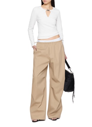 模特儿示范图 - 点击放大 - ALEXANDERWANG - V 领金属饰上衣