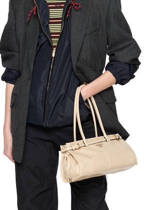 模特儿示范图 - 点击放大 - PRADA - 中号 BONNIE 皮革手提袋
