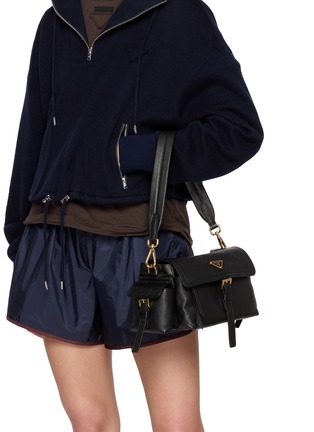 模特儿示范图 - 点击放大 - PRADA - Small Explore Leather Shoulder Bag