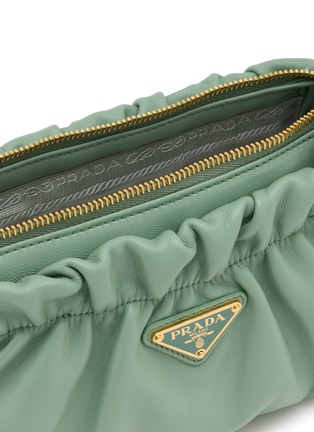 细节 - 点击放大 - PRADA - 褶皱皮革手提袋