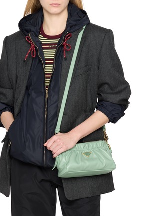 模特儿示范图 - 点击放大 - PRADA - 褶皱皮革手提袋