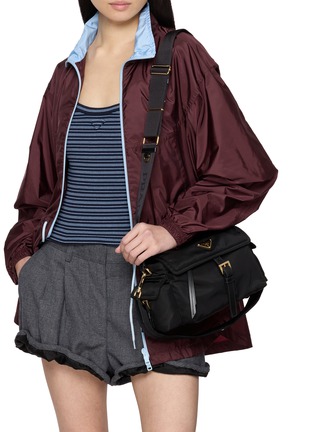 模特儿示范图 - 点击放大 - PRADA - 小号 EXPLORE 再生尼龙单肩包