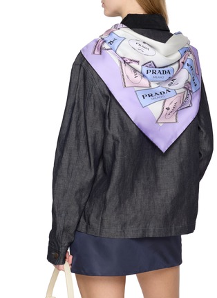 模特儿示范图 - 点击放大 - PRADA - Printed Silk Twill Scarf