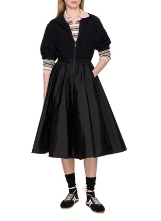 模特儿示范图 - 点击放大 - MONCLER - Drawstring Sleeve Zip Up Dress