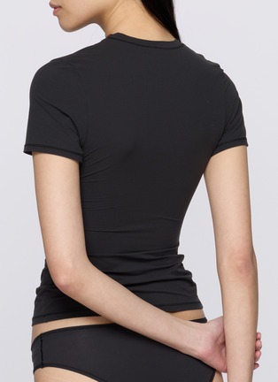 正面 -点击放大 - SKIMS - FITS EVERYBODY 圆领短袖 T 恤