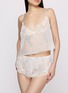 模特儿示范图 - 点击放大 - SKIMS - WEDDING SHOP SKIMS ROMANCE 吊带短裤套装