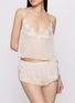 模特儿示范图 - 点击放大 - SKIMS - WEDDING SHOP SKIMS ROMANCE 吊带短裤套装