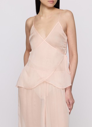 模特儿示范图 - 点击放大 - SKIMS - VALENTINE'S DAY CAPSULE SKIMS ROMANCE 系带吊带上衣