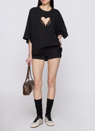 背面 - 点击放大 - SKIMS - VALENTINE'S DAY CAPSULE WORN IN JERSEY 爱心镂空 T 恤