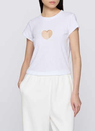 模特儿示范图 - 点击放大 - SKIMS - VALENTINE'S DAY CAPSULE WORN IN JERSEY 爱心镂空 T 恤