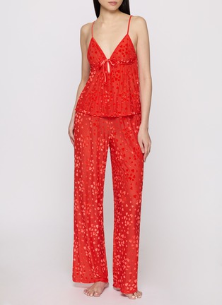 模特儿示范图 - 点击放大 - SKIMS - VALENTINE'S DAY CAPSULE 吊带长裤套装