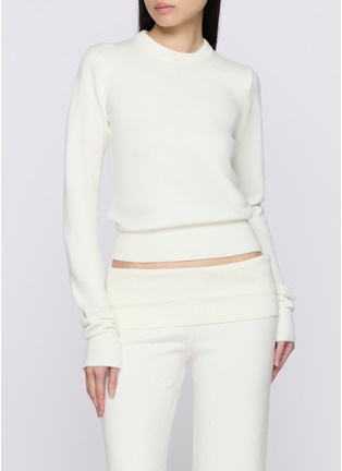 模特儿示范图 - 点击放大 - SKIMS - WOOL CASHMERE 圆领套头针织衫