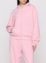 模特儿示范图 - 点击放大 - SKIMS - COTTON FLEECE 拉链连帽卫衣